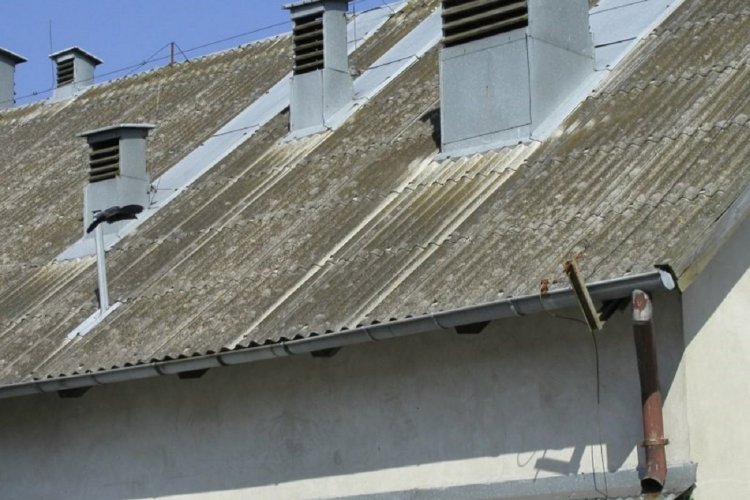 Pokrycie dachowe zawierające azbest 