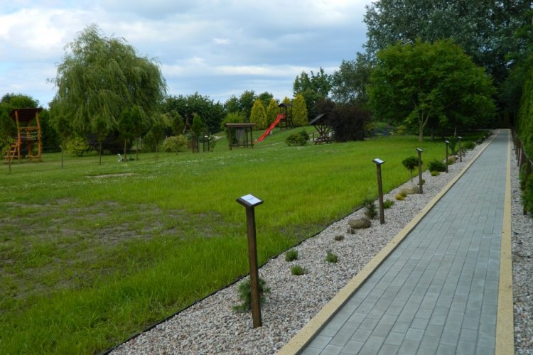 Ścieżka na terenie Ośrodka Rehabilitacyjno-Wypoczynkowego w Sobieszewie; wzdłuż ścieżki tablice informacyjne z nazwami posadzonych drzew