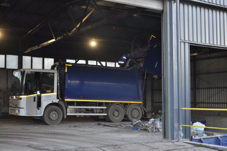 Na zdjęciu samochód, na który załadowywane są odpady. Stacja przeładunkowa odpadów w Somoninie