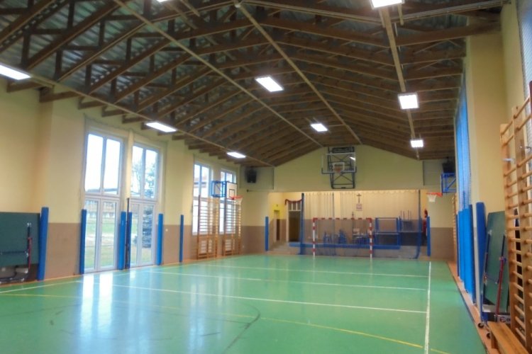 Sala gimnastyczna, na suficie zamontowane zostało nowoczesne oświetlenie typu LED