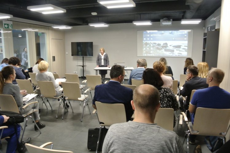 Sala Wojewódzkiego Funduszu Ochrony Środowiska i Gospodarki Wodnej w Gdańsku, na krzesłach siedzą uczestnicy spotkania, słuchają wykładu