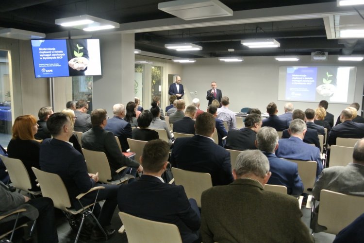 Sala WFOŚiGW w Gdańsku, na krzesłach siedzą uczestnicy konferencji „Rozwój małych i średnich systemów ciepłowniczych”, słuchają wykładu