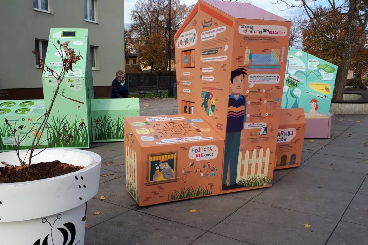 Interaktywna wystawa plenerowa, składającą się z trzech brył oraz ławki na skwerze w Wejherowie