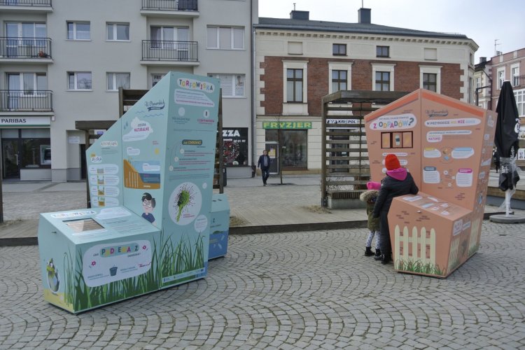 Dwie bryły edukacyjne z wystawy „Pomorscy czują klimat”, stoją przy nich dwie dziewczynki