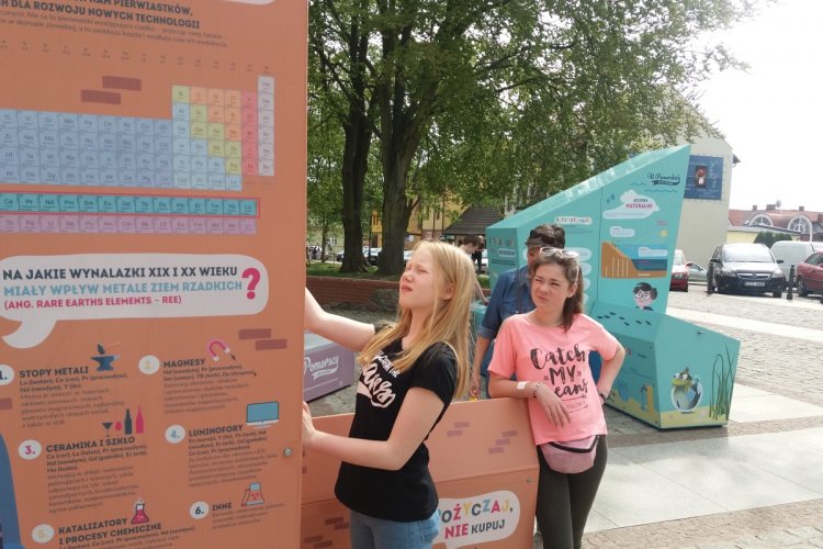 Dwie dziewczynki oglądają jedną z brył interaktywnej wystawy plenerowej