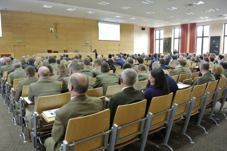 Sala Wyższej Szkoły Kultury Społecznej i Medialnej w Toruniu wypełniona uczestnikami konferencji, w tle – prelegent spotkania