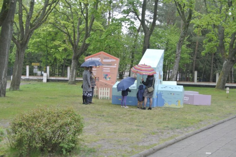 interaktywna wystawa plenerowa w Ustce, na zdjęciu bryły wystawy oglądane przez mieszkańców Ustki