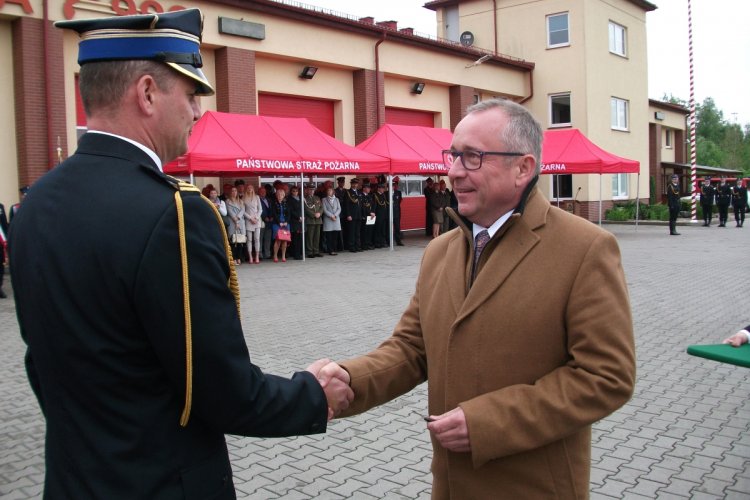 Prezes WFOŚiGW w Gdańsku Maciej Kazienko wręcza strażakowi kluczyki do samochodu rozpoznawczo-ratowniczego