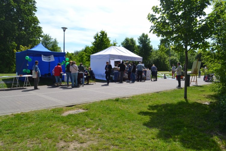 Namioty przy ścieżce w Parku im. R. Reagana podczas X pikniku „Bioróżnorodność – poznaj, by zachować” w 2018 roku