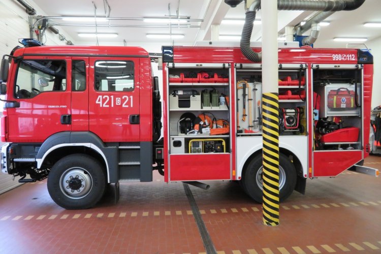 Czerwony średni samochód ratowniczo-gaśniczy