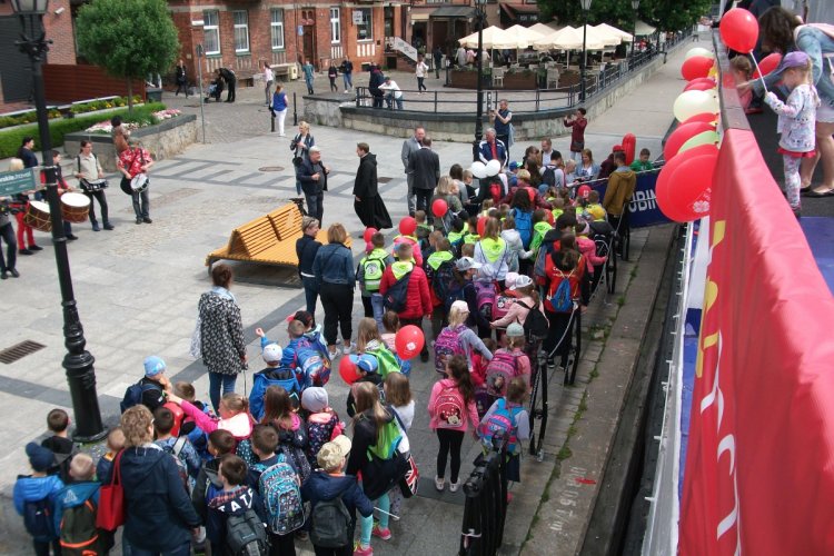Barwny korowód dzieci zmierza na katamaran Rubin 