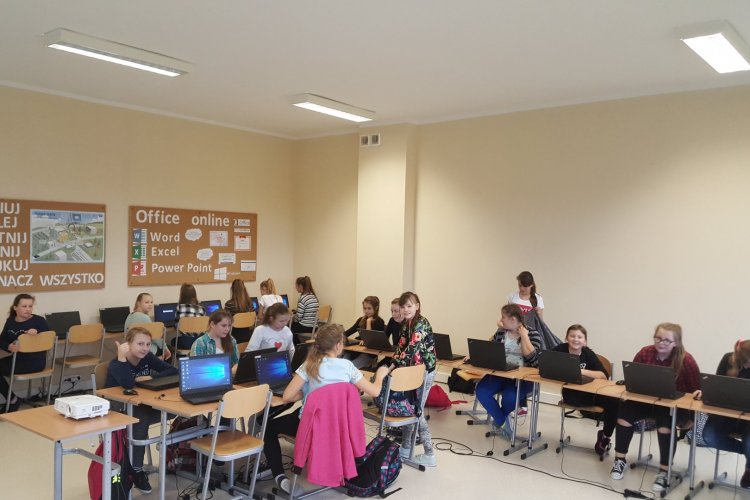 Klasa szkolna podczas zajęć, na suficie zamontowane zostało nowoczesne oświetlenie typu LED