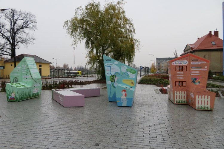 Trzy bryły oraz ławka tworzące interaktywną wystawę plenerową na placu w Starogardzie Gdańskim