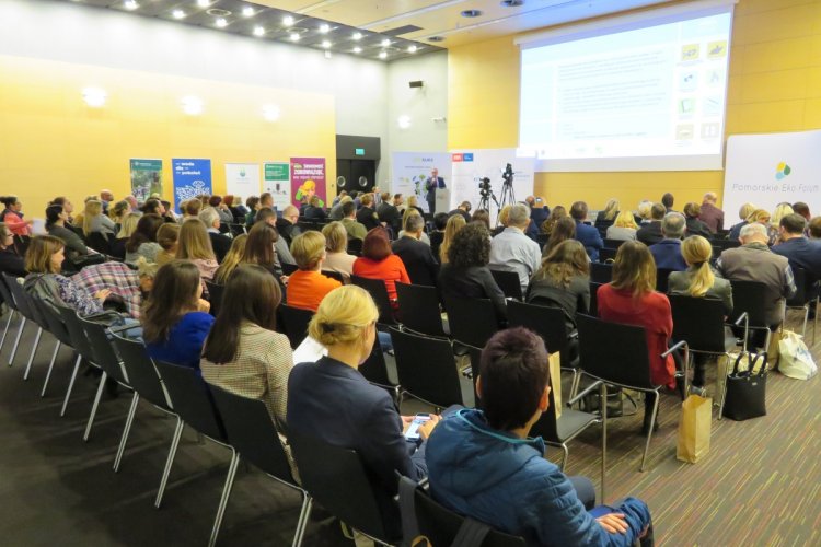 Pomorskie Eko Forum, sala, na krzesłach siedzą uczestnicy spotkania, słuchają wykładu