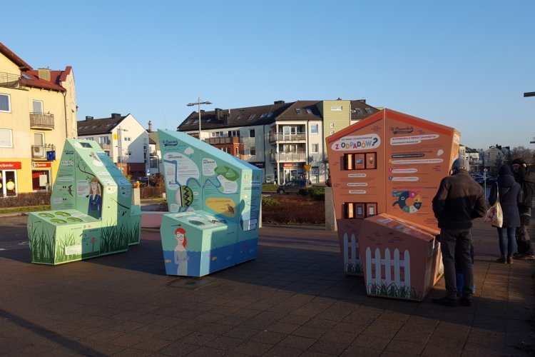 Interaktywna wystawa plenerowa w Pruszczu Gdańskim; na zdjęciu trzy bryły tworzące ekspozycję, przy jednej z nich stoi mężczyzna.