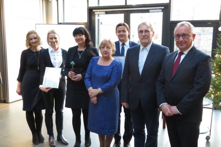 5 laureatów nagród za działalność na rzecz ochrony środowiska i gospodarki wodnej wraz z zarządem WFOŚiGW w Gdańsku