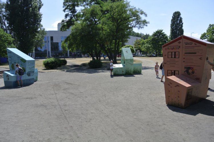 trzy bryły w różnych kolorach w Parku Rady Europy