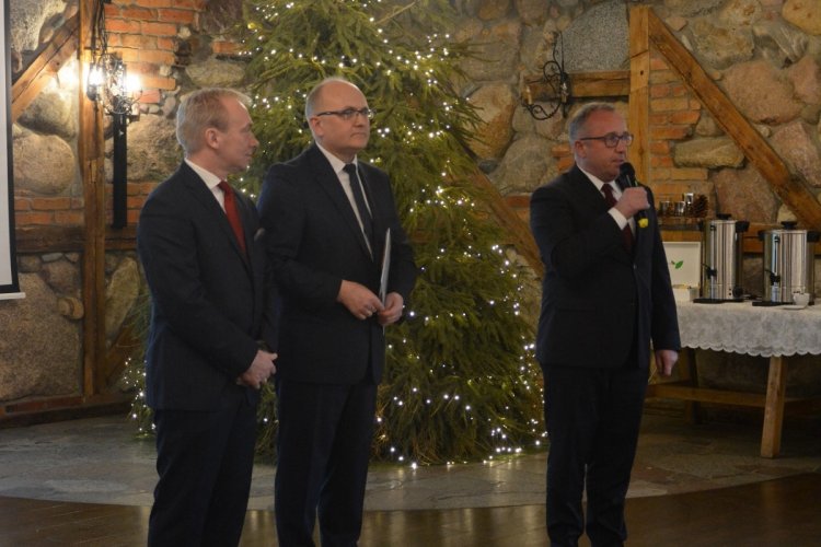 Na zdjęciu widać trzech mężczyzn, jeden z nich – Maciej Kazienko prezes WFOŚiGW w Gdańsku trzyma mikrofon i przemawia