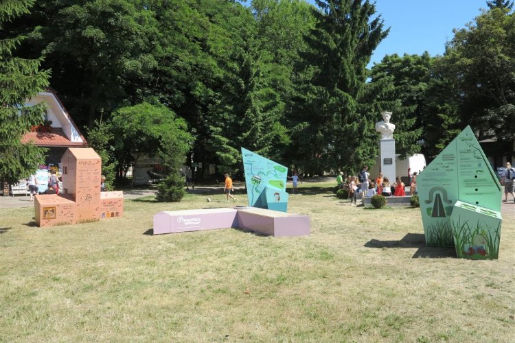 interaktywna wystawa plenerowa, składającą się z trzech brył oraz ławki na placu Antoniego Abrahama we Władysławowie