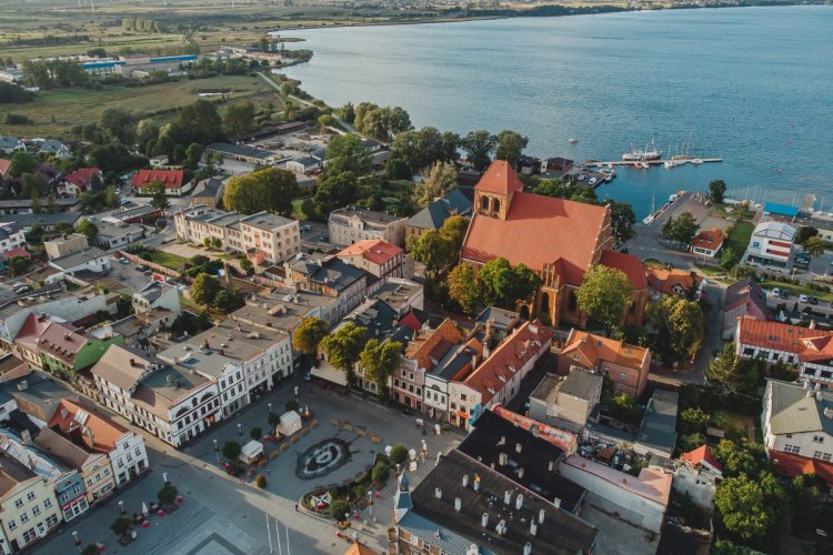 widok na miasto Puck i Zatokę Pucką z lotu ptaka