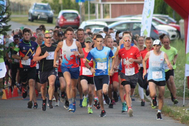 Uczestnicy II Żuławskiego Biegu i Marszu Nordic Walking