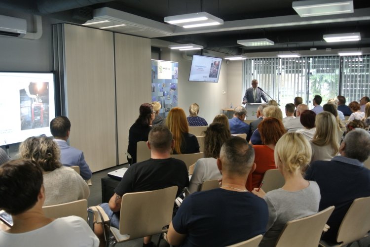 Prezes Wojewódzkiego Funduszu Ochrony Środowiska i Gospodarki Wodnej w Gdańsku przemawia do uczestników spotkania informacyjnego na temat „Czystego Powietrza”