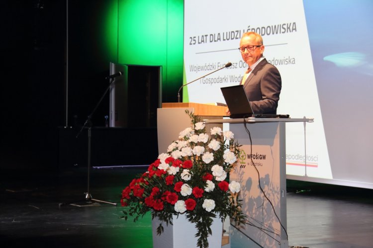 Prezes WFOŚiGW w Gdańsku Maciej Kazienko wygłasza przemówienie podczas jubileuszowej konferencji