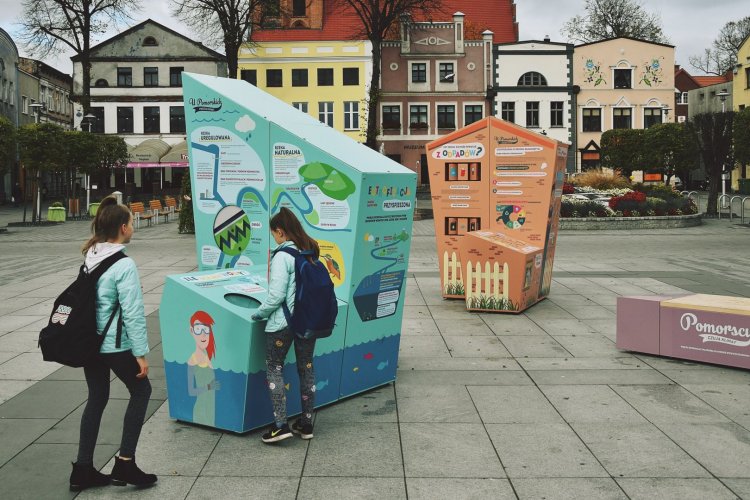 Interaktywna wystawa plenerowa, składającą się z trzech brył oraz ławki na Starym Rynku w Pucku