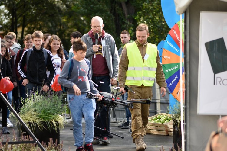 Pomorskie Dni Energii 2017, idzie grupa osób, niesie drona