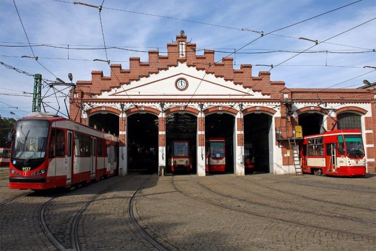 Zajezdnia tramwajowa „Nowy Port”. Na zdjęciu widać zabytkowy budynek zajezdni oraz tramwaje