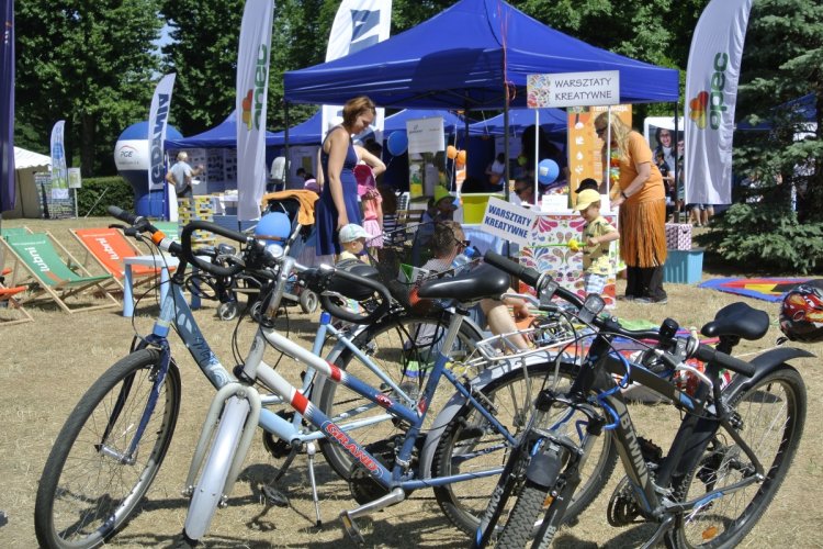 Pomorski Piknik Energetyczny, na zdjęciu Plac Rady Europy, rowery, warsztaty kreatywne, leżaki