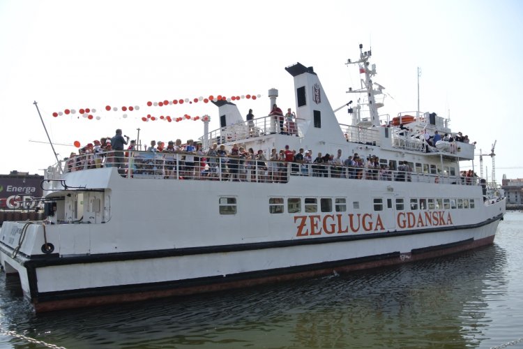 Katamaran odpływa w rejs z dziećmi na pokładzie