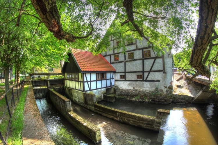 Na zdjęciu dwa budynki: Młyn Zamkowy i dobudówka z Małą Elektrownią Wodną