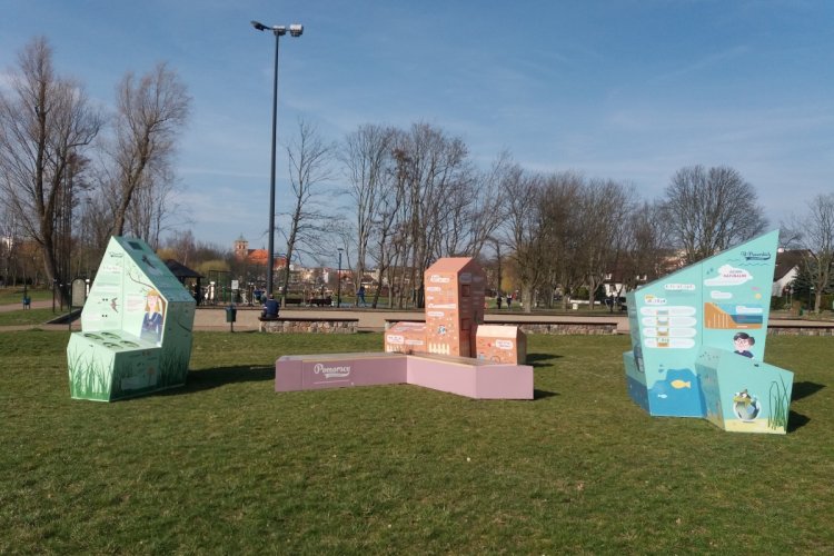 Trzy bryły tworzące interaktywną wystawę plenerową w parku w Chojnicach