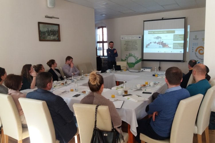 na Sali siedzą kandydaci na energetyków gminnych, słuchają wykładu