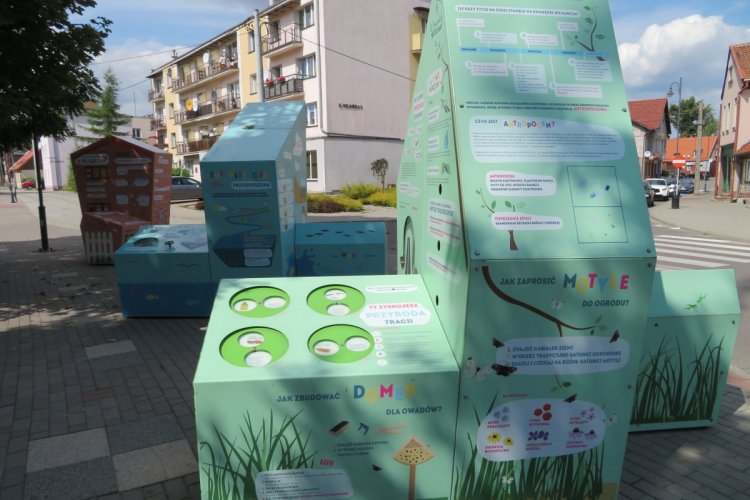 Trzy kolorowe bryły tworzące interaktywną wystawę plenerową