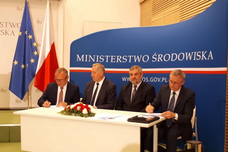 Prezes WFOŚiGW w Gdańsku Maciej Kazienko podpisuje porozumienie z dyrektorem Krajowej Stacji Chemiczno-Rolniczej w Warszawie Wojciechem Lipińskim 