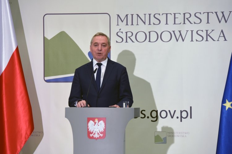 Minister środowiska Henryk Kowalczyk na tle planszy Ministerstwo Środowiska