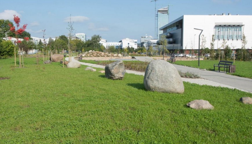 Widok na edupark z budynkiem biblioteki UG w tle